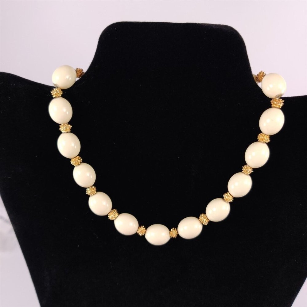 ✅ Crown Trifari Necklace Off White Bead Beaded Gold Plate Decoration 15" Womens